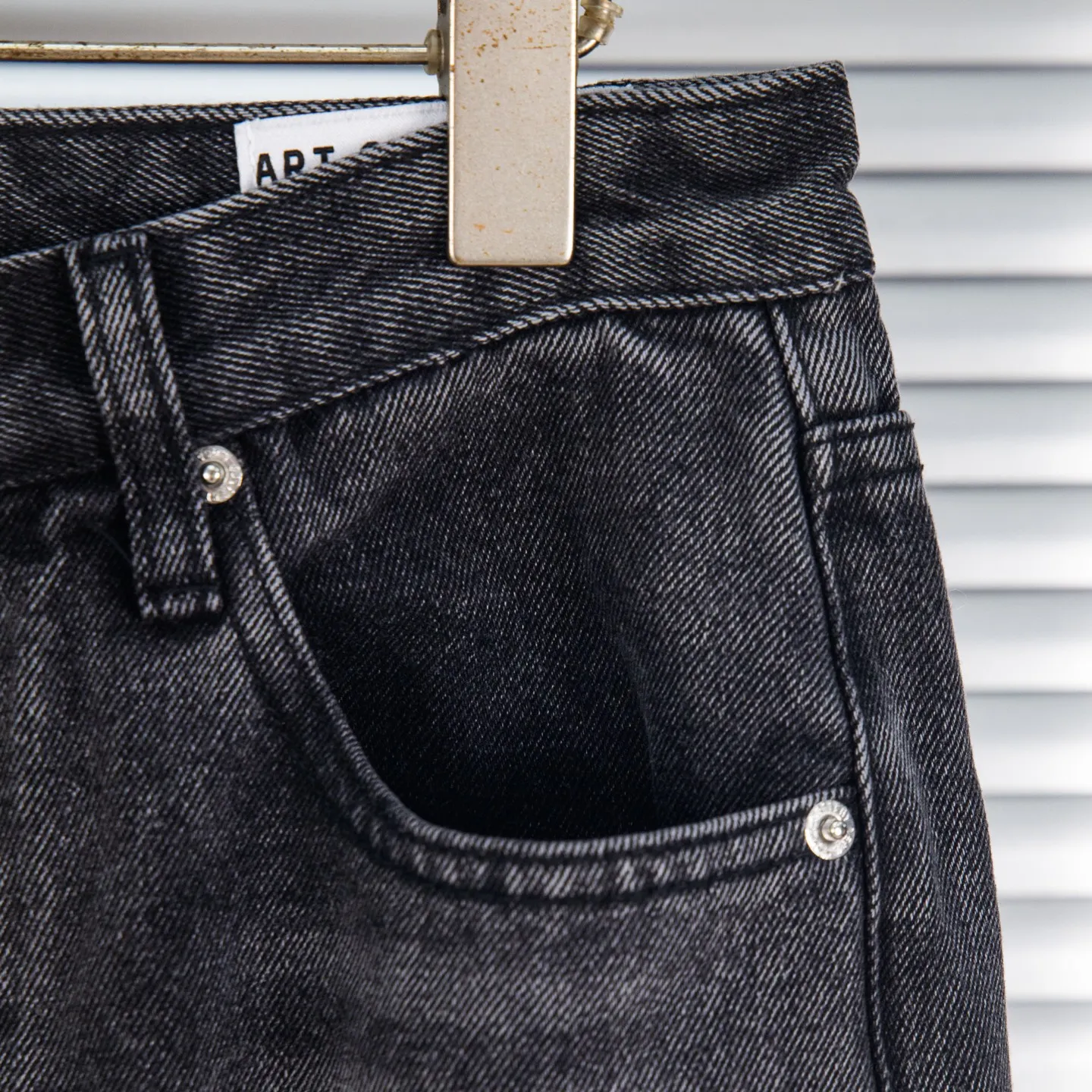P240 Chrome Hearts Gallery co-branded limited-edition cross-flared flared jeans are a hot item this season and are sought after by countless celebrities and fashionistas. The neat details of the cutting process add color to the playful fashion! The neat and meticulous design, and the well-fitting structure is unique. The upper body not only has outstanding recognition, but also looks younger and younger. A style with the ultimate wearing meaning and performance, gorgeous color matching, and the craftsmanship of this style is also extremely extraordinary. After the finished product is washed, it is disassembled and hand-made with sheepskin cross leather and then spliced ​​together to complete. The whole piece has too many craftsmanship to describe. It is decorated with patchwork cross flowers and high-waisted washed jeans! ! Absolutely high-end luxury product, a god-level single product, a super popular product, made with top heavy industry, a must-see magic weapon that can't be missed. Style number: 1836 Size: 28 30 32 34 36 Color: black